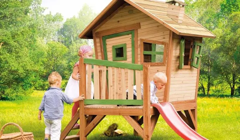 Erhältlich in Braun/Weiß und Braun/Grün: Das Spielhaus Garten mit Veranda und Rutsche