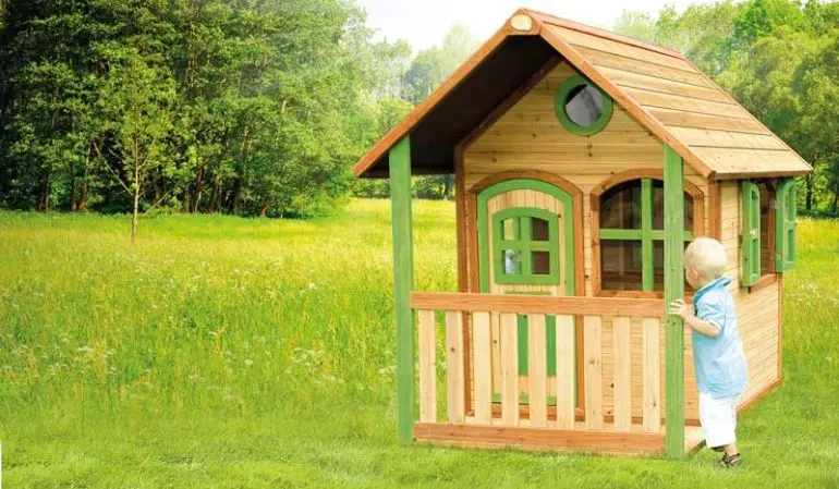 Das 172 x 118 x 174 cm Spielhaus aus Holz ist TÜV-geprüft und FSC-zertifiziert. Perfekt für den Abenteuerspielplatz Garten