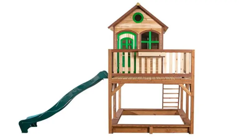 Das Spielhaus "Sam" mit einer Größe von 353 x 270 x 305 cm bietet viel Platz zum Spielen und Toben auf zwei Ebenen. In der Standardausführung mit Sandkiste und Rutsche ist eine Abdeckung für die Sandkiste enthalten.
