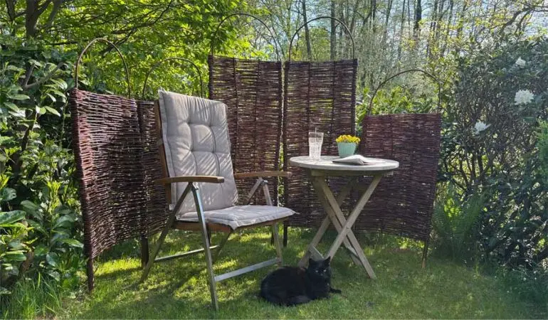 Flexibler Wind- und Sichtschutz: Der rustikale, in zwei Größen erhältliche Steckparavent Weide bietet sich als preiswerte Alternative zu Zaunanlagen an