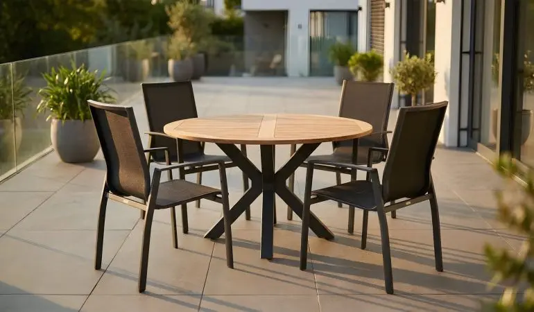 Das 5-teilige Terrassenmöbel Set, eine Komplettlösung aus vier 57 x 65 x 93 cm Stapelsesseln und einem ø 130 cm Holztisch