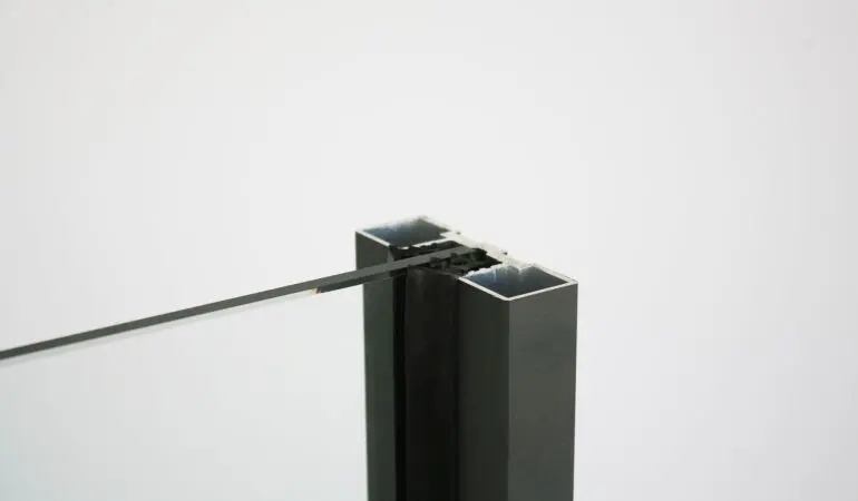 Als Pfostenersatz gestattet das Alu Wandprofil die Befestigung von 8 mm Glasscheiben an Fassaden oder Mauern. Dazu sind zusätzlich Gummidichtungen (s. Zubehör) erforderlich