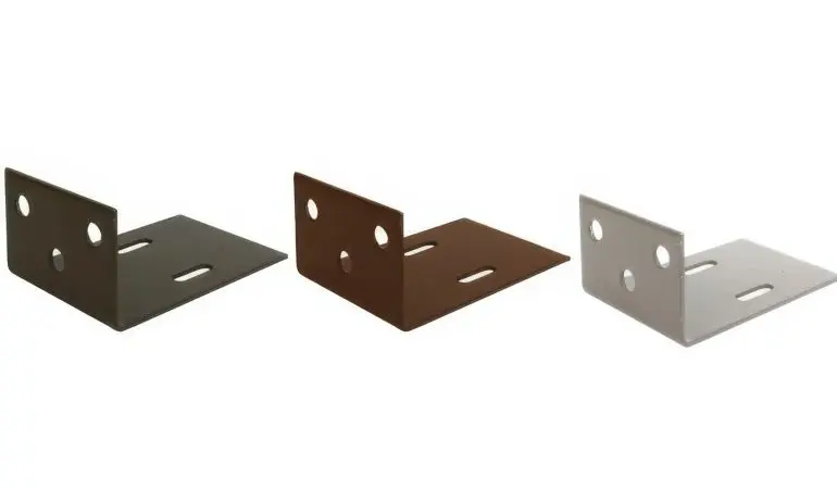 Das WPC Zaun Befestigungs-Set besteht aus 6 Winkeln und 30 Schrauben. Erhältlich in Braun, Anthrazit und Silbergrau