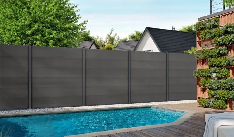 Für eine besonders stilvolle Wirkung ist gesorgt: Sechs co-extrudierte 179 x 28 x 2 cm Füllprofile bilden ein WPC Steckzaun XL