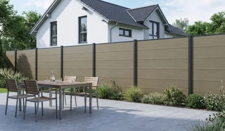 WPC Steckzaun XL Laboe im Farbton antique als Abgrenzung einer Terrasse zum Nachbargrundstück