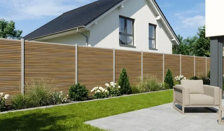 WPC Steckzaunsystem Heiligendamm in Teakoptik mit horizontalen Lamellen und Alu-Pfosten an Terrasse