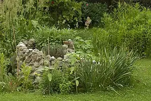 Wie Sie im Garten eine Wendeltreppe für Kräuter bauen und reiche Ernte einfahren