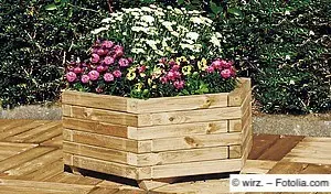 Sechseckiger Pflanzkübel aus Holz