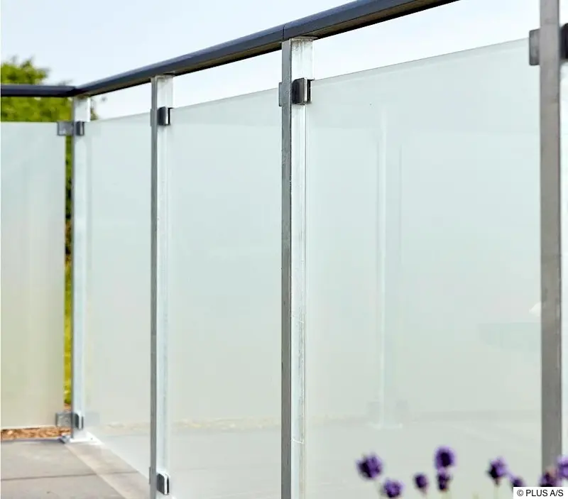 Balkonbrüstung aus Glas, Montage mit Klemmbacken Balkonbrüstung aus Glas, Montage mit Klemmbacken