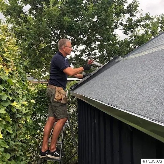 Mit Bitumenbahnen macht Henrik das Dach regendicht Mit Bitumenbahnen macht Henrik das Dach regendicht