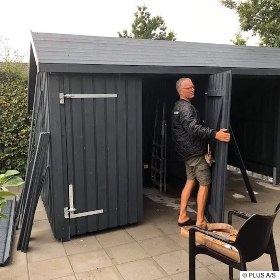 Als letzter Arbeitsschritt erfolgt die Befestigung der vorgefertigten Tore Als letzter Arbeitsschritt erfolgt die Befestigung der vorgefertigten Tore