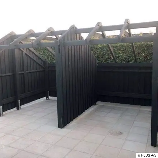 Die Wandelemente sind befestigt, als Nächstes kommt das Dach Die Wandelemente sind befestigt, als Nächstes kommt das Dach