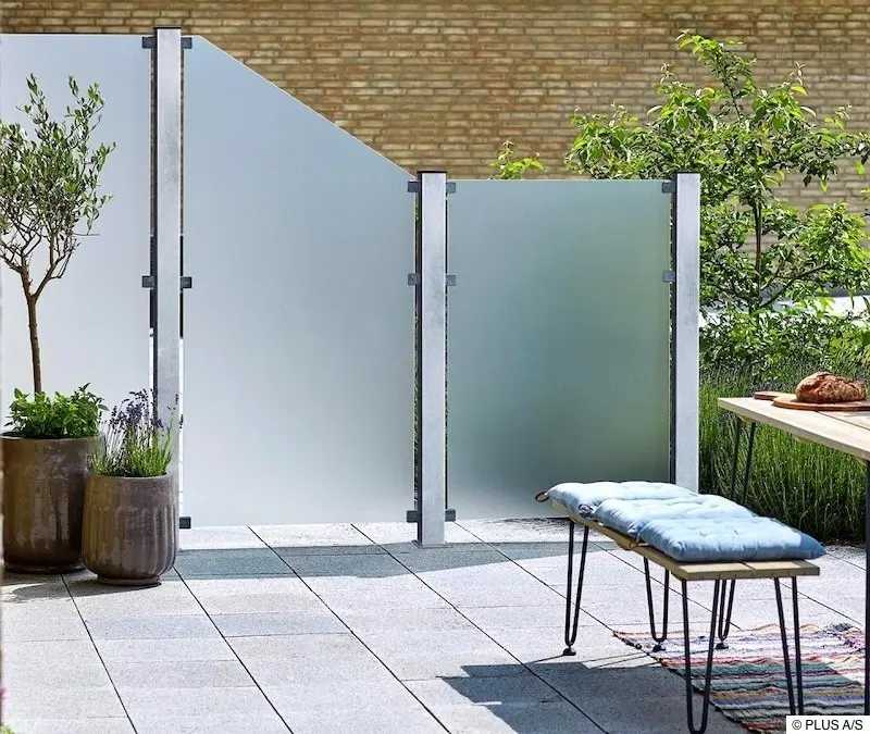 Satinierte Glaszaunelemente auf Terrasse als blickdichter Sichtschutz Satinierte Glaszaunelemente auf Terrasse als blickdichter Sichtschutz