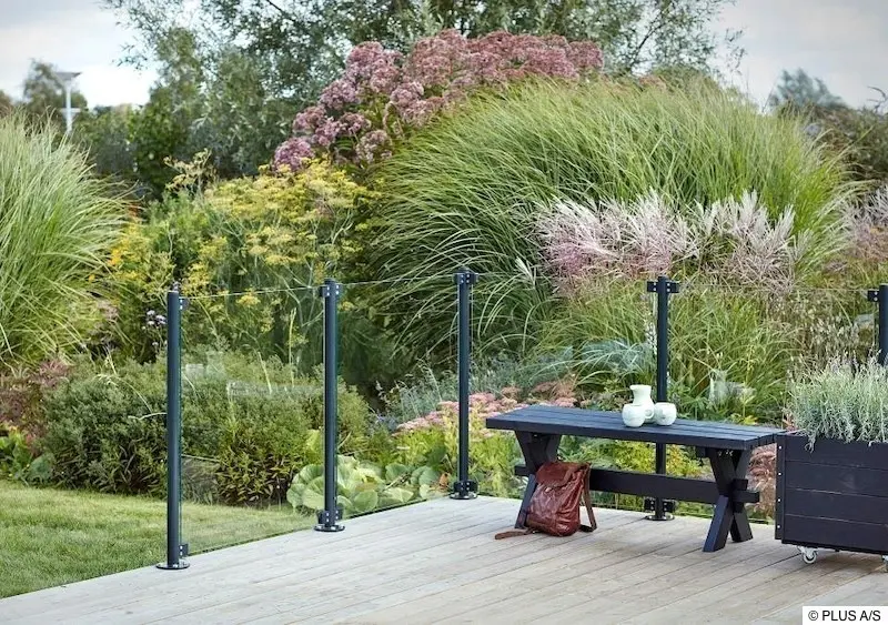 Zaun aus Klarglas auf Terrasse als optisches Trennelement und Windschutz Zaun aus Klarglas auf Terrasse als optisches Trennelement und Windschutz