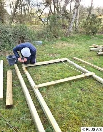 Zunächst wird die Grundkonstruktion zusammengeschraubt