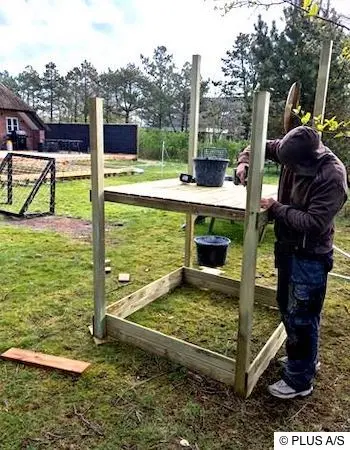 Hier werden die Bodenbretter für das Podest eingelegt