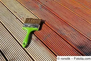 Holzdielen werden lasiert