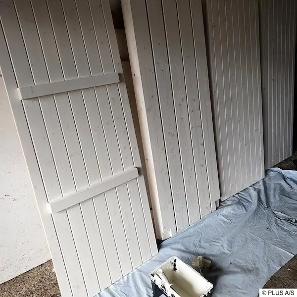 Zur Behandlung eignen sich Lasuren, Farben und Holzöl