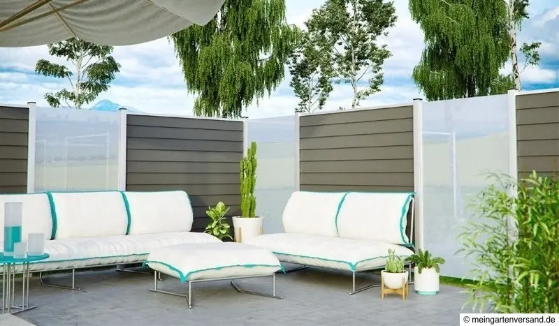 Kombination von Zaunelementen aus Glas und WPC auf Terrasse Kombination von Zaunelementen aus Glas und WPC auf Terrasse