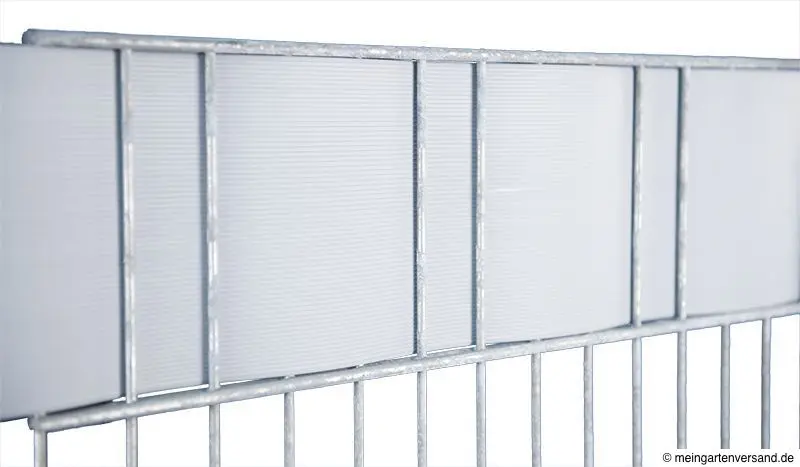 Doppelstabmattenzaun mit Sichtschutzstreifen in Silber Doppelstabmattenzaun mit Sichtschutzstreifen in Silber