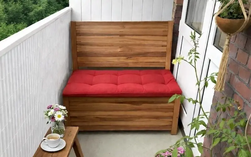Balkonbank: Wenn jeder Quadratzentimeter zählt Schmale 100 cm Balkonbank aus Holz mit Stauraum unter der Sitzfläche