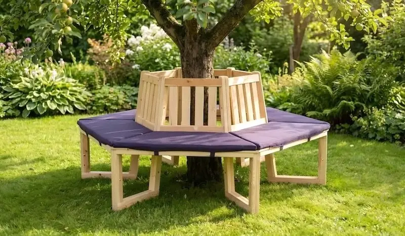 Baumbänke (Rundbänke) sind dekorativ und praktisch Baumbank auf Wiese im Obstgarten mit lilafarbenen Auflagen