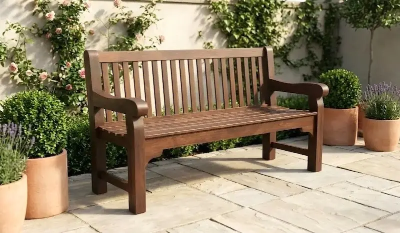 Gartenbänke aus Holz im Stil einer Parkbank sind echte Klassiker Edle Gartenbank aus dunkel geöltem Holz für drei Personen (3-Sitzer) im Kolonialstil