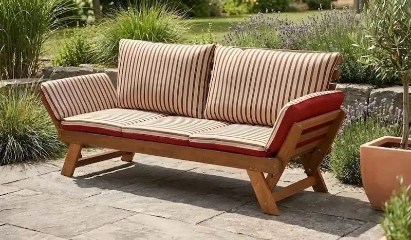 Gartensofas sorgen für Lounge-Gefühle auf der Terrasse Bequemes Gartensofa aus Holz mit dicken Polstern zum Entspannen