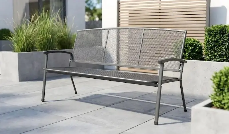 Eine Sitzbank macht das Freiluft-Wohnzimmer zum Rückzugsort und Treffpunkt Gartenbank aus Streckmetall in Anthrazit für drei Personen auf Terrasse