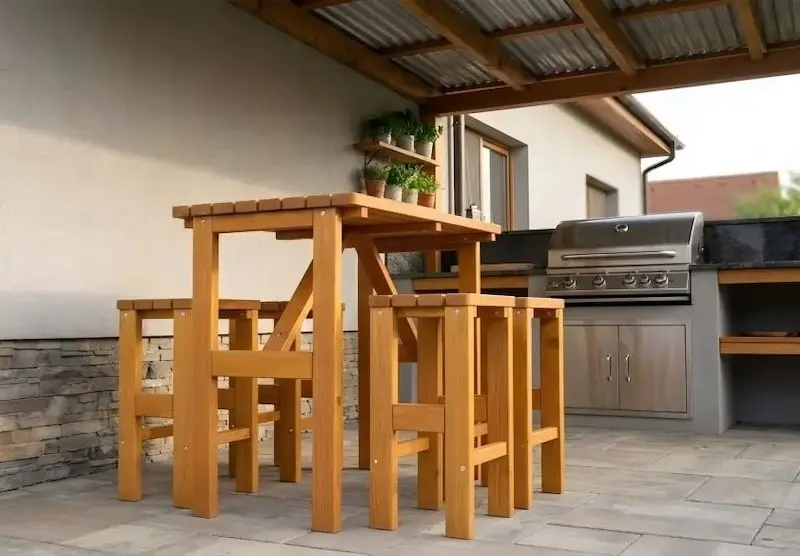 Gartenbar-Sets: Ihr persönlicher VIP-Bereich für draußen Gartenbar-Set aus Holz für 4 Personen auf bedachter Terrasse mit fest installiertem Grill