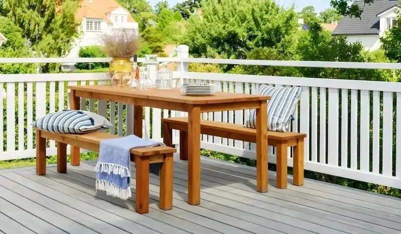 Bierbank-Garnituren: Das Schweizer Taschenmesser unter den Gartenmöbeln Festzeltgarnitur aus massivem Holz mit zwei Bänken und schmalem Tisch auf Dachterrasse