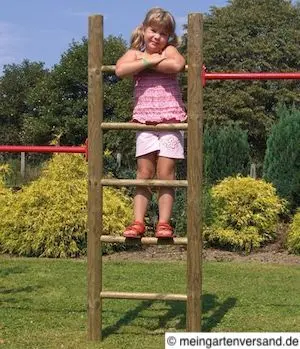 Junges Mädchen auf Kletterreck im Garten