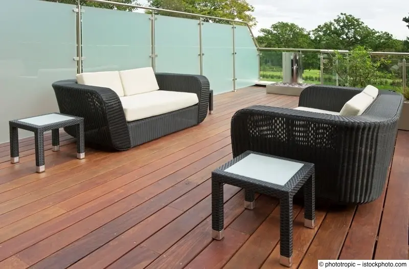 Terrasse mit gläserner Sichtschutzwand
