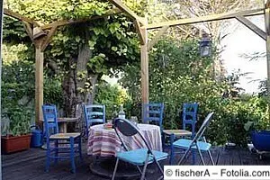 Pergola aus Holz als Abgrenzung einer Sitzecke