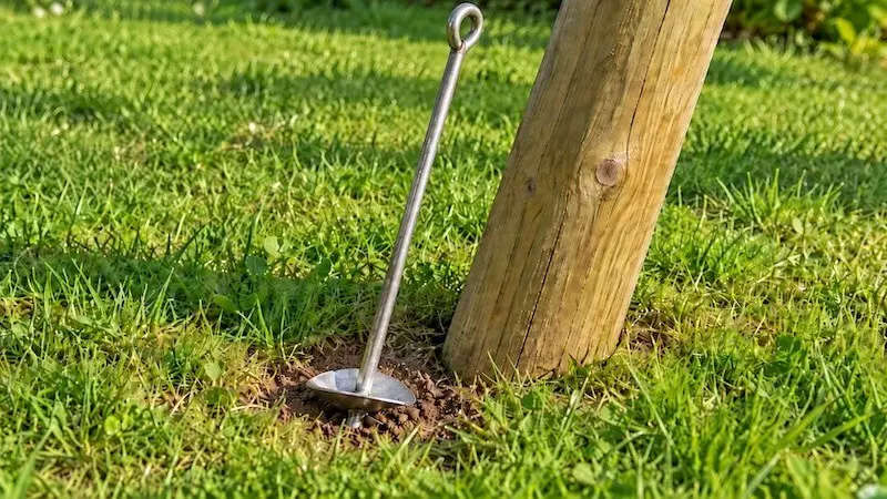 Schaukelgestell mit Erdanker befestigen