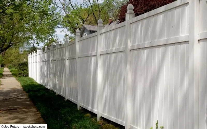 Weißer Sichtschutz aus Kunststoff als Gartenzaun