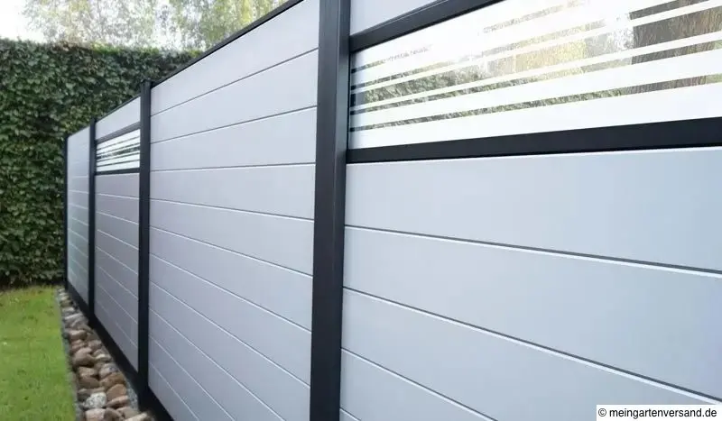 Garten mit silbergrauem Sichtschutzzaun aus Aluminium