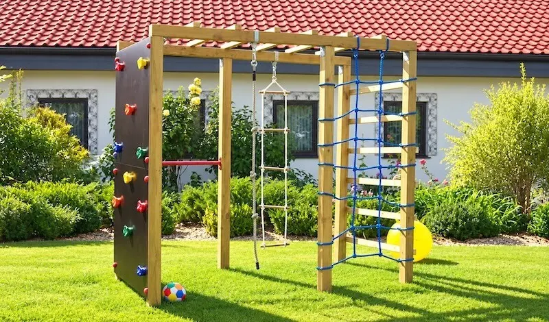 Holz Kletterturm mit Kletterwand, Strickleiter und Kletternetz im Garten