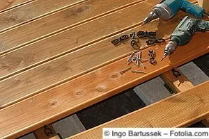 Terrassendielen aus Holz werden mit der Unterkonstruktion verschraubt