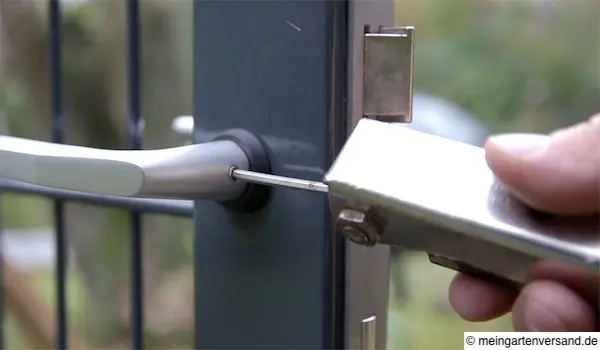 Fixierschraube festziehen