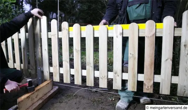 Zweites Zaunelement ansetzen und ausrichten