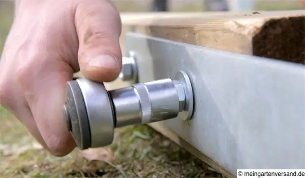 Durchgangsschrauben festziehen