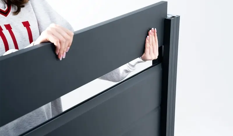 Bei der Montage werden die 22 mm Nut-Feder-Profile in die Pfostennuten eingeführt