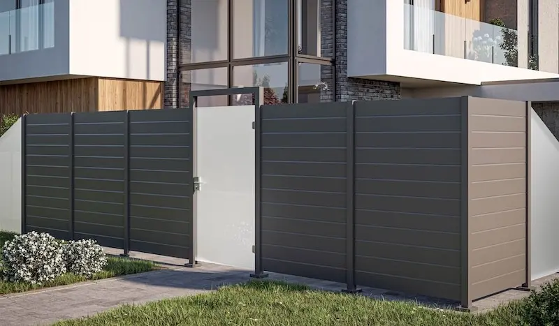 Individuell gestalteter Sichtschutz aus Elementen des Rhombussichtschutz Heiligenhafen und Sichtschutzwand Glas San Remo