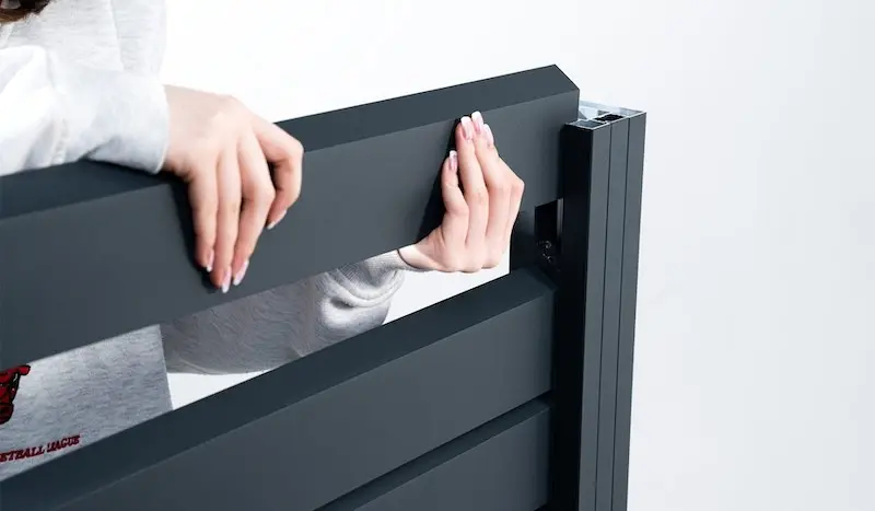 Bei der Montage werden die Rhombusprofile einfach in die Pfostennuten geschoben und zusammengesteckt