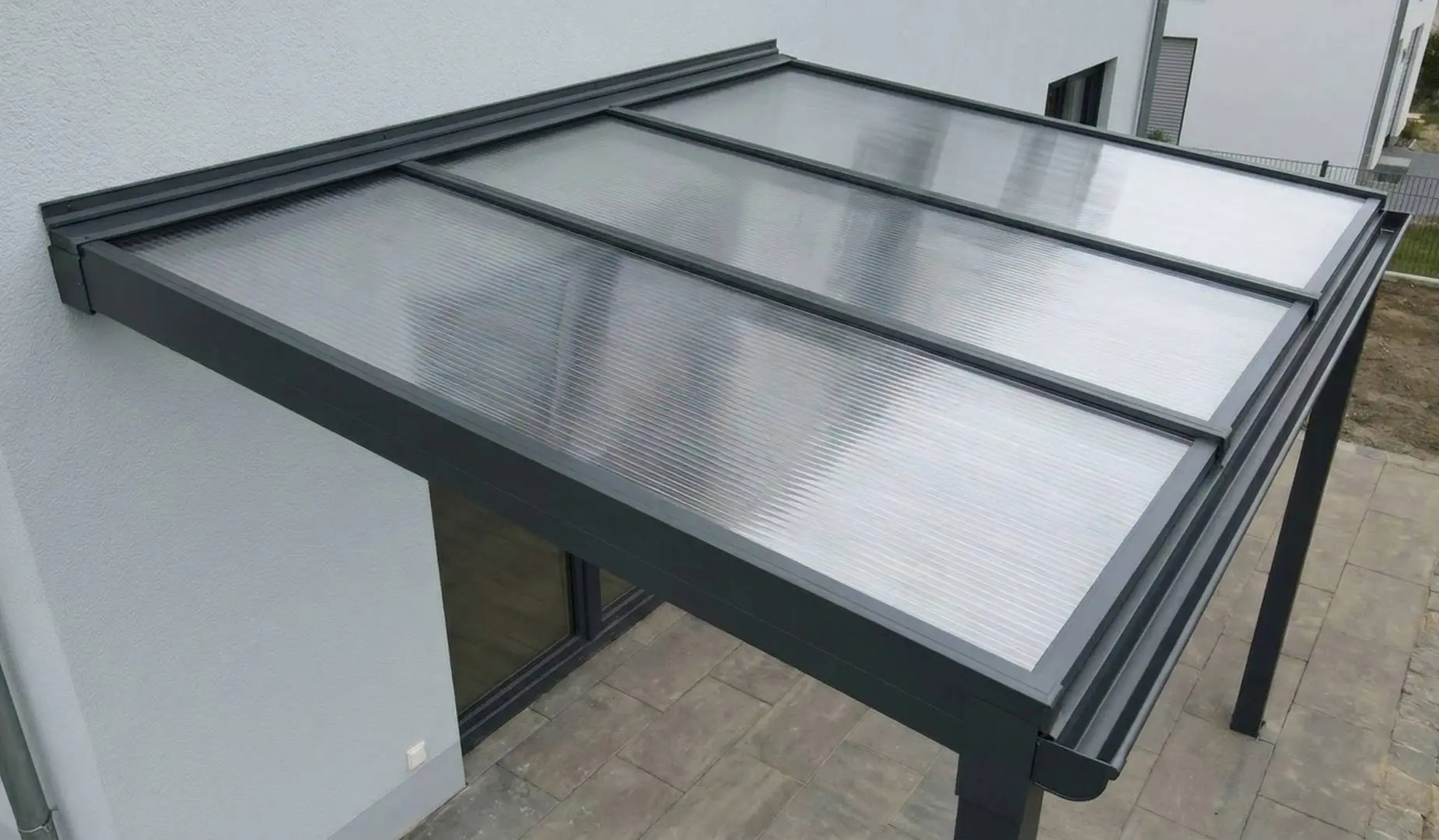 Fachgerecht montiertes Doppelstegplatten-Terrassendach