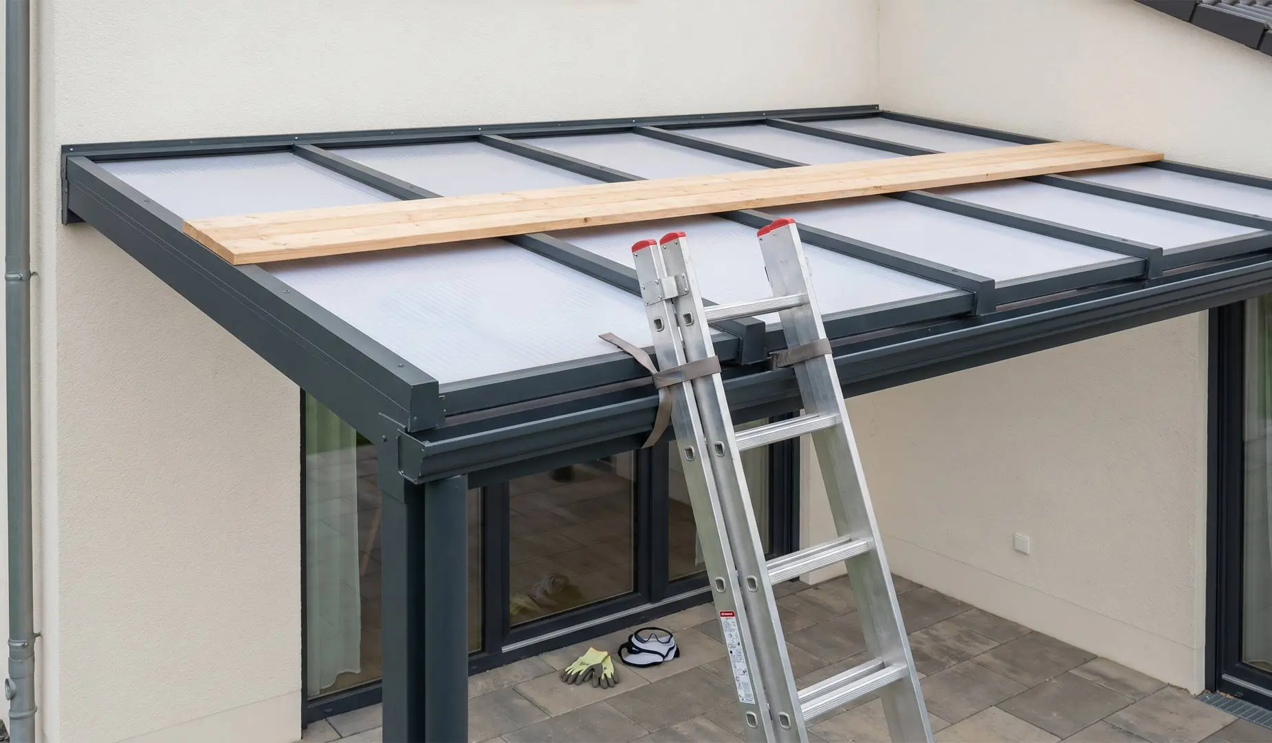Sicherer Arbeitsplatz an einem Doppelstegplatten-Dach mit Laufbohle
