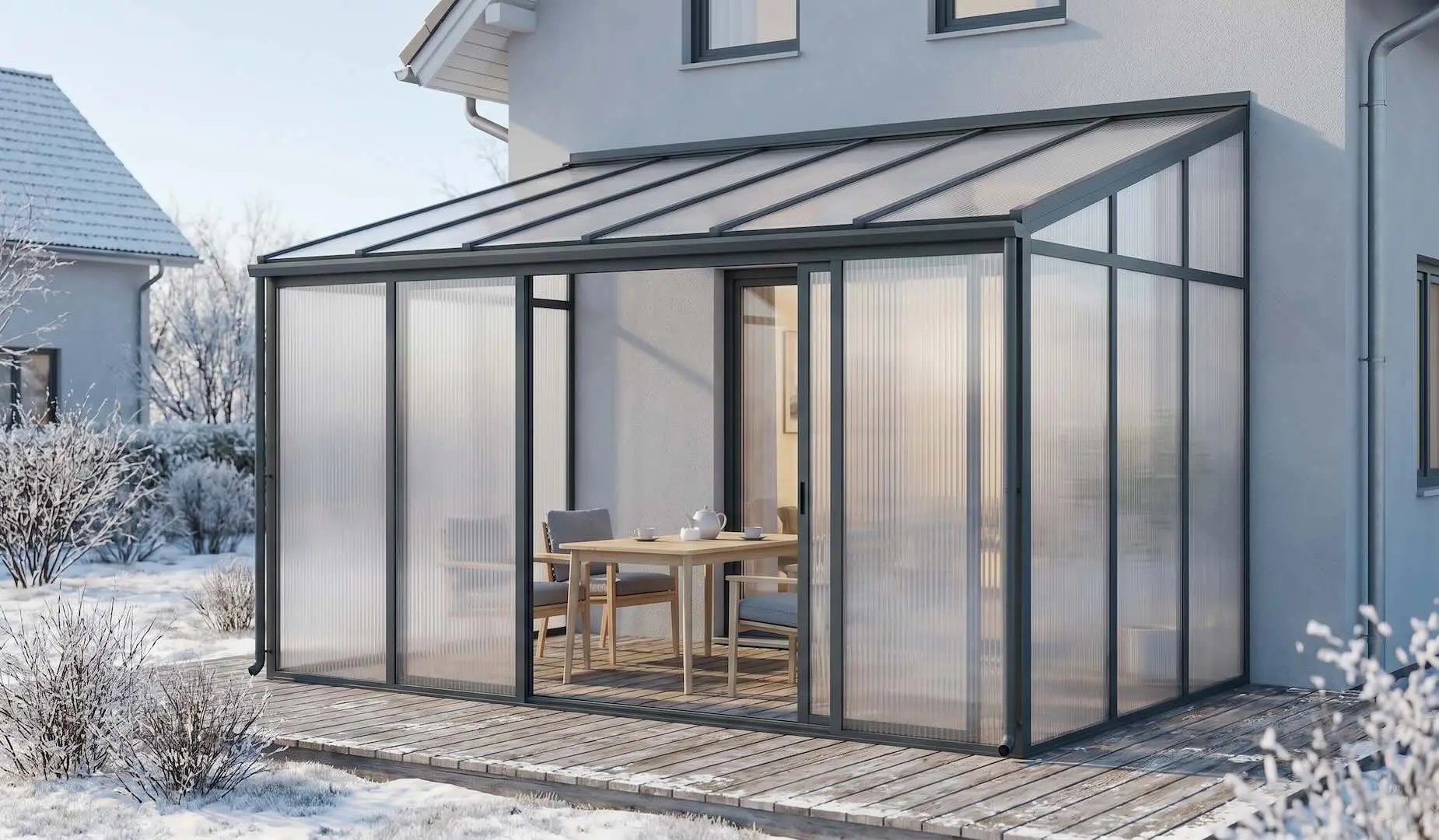 Stegplatten-Wärmedämmung an einem Wintergarten mit Mehrkammer-Polycarbonat-Bedachung an einem klaren Wintertag