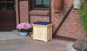 Die Auflagenbox mit Bank Cherson aus unbehandelter Kiefer / Fichte hat das Maß 55 x 45 x 55 cm und wird inklusive Sitzkissen geliefert.