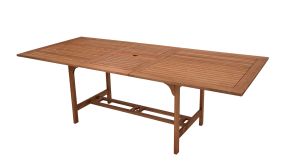 Ausziehtisch aus Holz mit Schirmloch in der Tischmitte vor weißem Hintergrund